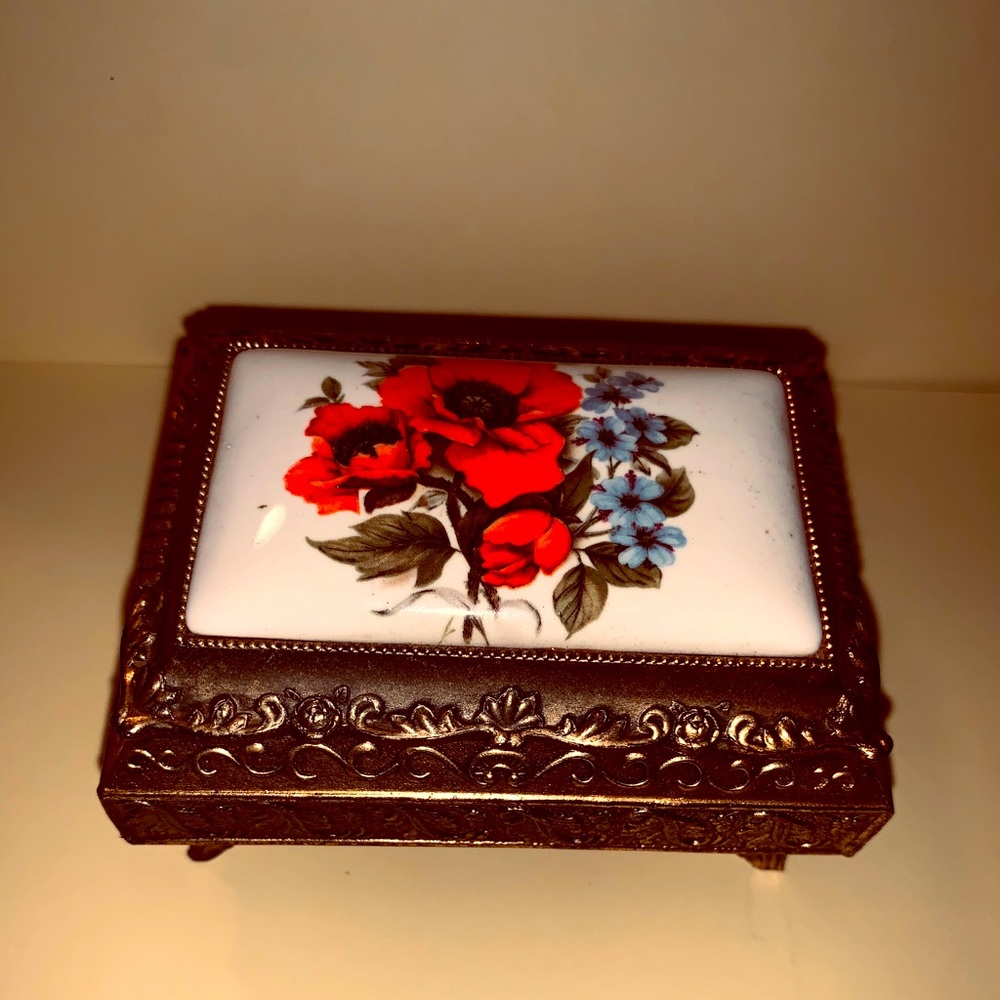 ✨Vintage Mele GT Trinket box w Velvet lining ✨
